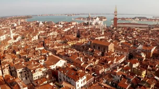 Letecký Pohled Úzké Kanály Oranžové Střechy Benátkách Útulné Italské Město — Stock video