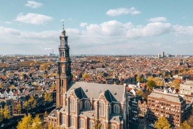 Amsterdam Katedrali'nin güzel manzarası. İnanılmaz mimari.