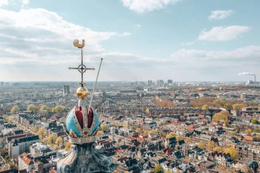 3 Nisan 2019. Amsterdam, Hollanda. Amsterdam'ın en popüler ve önemli müzelerinden biri olan Anne Frank House Müzesi'nin havadan görünümü 1960 yılında açılmıştır. Güzel mimari ve saat kulesi. 