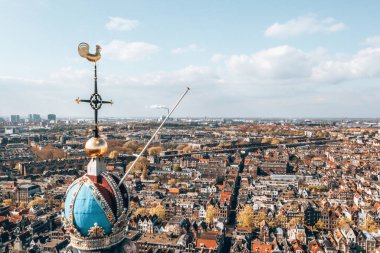 3 Nisan 2019. Amsterdam, Hollanda. Amsterdam'ın en popüler ve önemli müzelerinden biri olan Anne Frank House Müzesi'nin havadan görünümü 1960 yılında açılmıştır. Güzel mimari ve saat kulesi. 