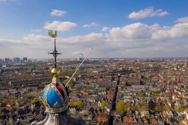 3 Nisan 2019. Amsterdam, Hollanda. Amsterdam'ın en popüler ve önemli müzelerinden biri olan Anne Frank House Müzesi'nin havadan görünümü 1960 yılında açılmıştır. Güzel mimari ve saat kulesi. 
