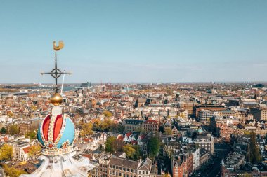 3 Nisan 2019. Amsterdam, Hollanda. Amsterdam'ın en popüler ve önemli müzelerinden biri olan Anne Frank House Müzesi'nin havadan görünümü 1960 yılında açılmıştır. Güzel mimari ve saat kulesi. 