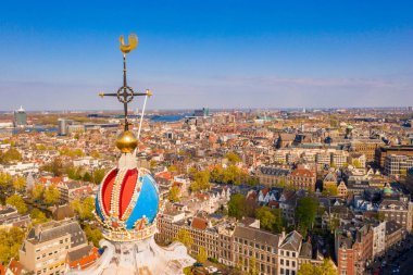 3 Nisan 2019. Amsterdam, Hollanda. Amsterdam'ın en popüler ve önemli müzelerinden biri olan Anne Frank House Müzesi'nin havadan görünümü 1960 yılında açılmıştır. Güzel mimari ve saat kulesi. 