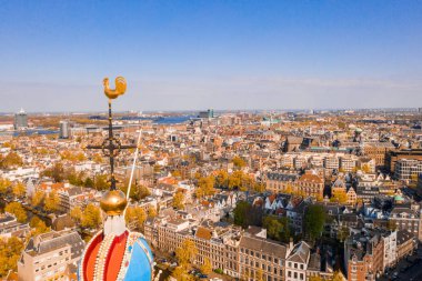 3 Nisan 2019. Amsterdam, Hollanda. Amsterdam'ın en popüler ve önemli müzelerinden biri olan Anne Frank House Müzesi'nin havadan görünümü 1960 yılında açılmıştır. Güzel mimari ve saat kulesi. 