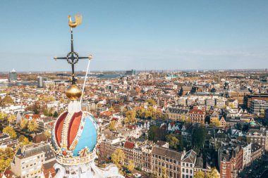 3 Nisan 2019. Amsterdam, Hollanda. Amsterdam'ın en popüler ve önemli müzelerinden biri olan Anne Frank House Müzesi'nin havadan görünümü 1960 yılında açılmıştır. Güzel mimari ve saat kulesi. 