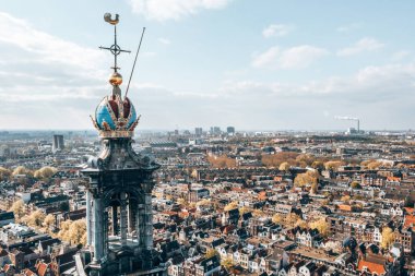 3 Nisan 2019. Amsterdam, Hollanda. Amsterdam'ın en popüler ve önemli müzelerinden biri olan Anne Frank House Müzesi'nin havadan görünümü 1960 yılında açılmıştır. Güzel mimari ve saat kulesi. 