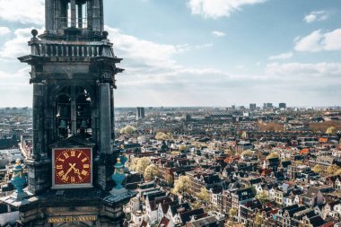 3 Nisan 2019. Amsterdam, Hollanda. Amsterdam'ın en popüler ve önemli müzelerinden biri olan Anne Frank House Müzesi'nin havadan görünümü 1960 yılında açılmıştır. Güzel mimari ve saat kulesi. 