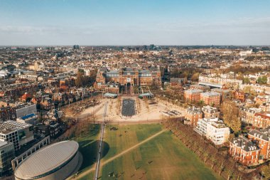 05 Nisan 2019. Amsterdam, Hollanda. Güzel Vondelpark tarafından Amsterdam Van Gogh Müzesi havadan görünümü. Yukarıdan görüntüle.