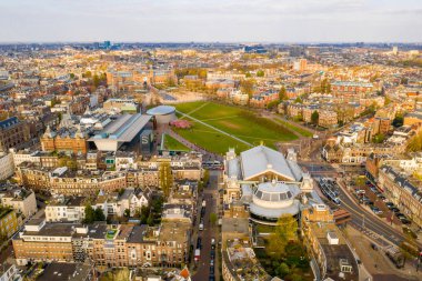 05 Nisan 2019. Amsterdam, Hollanda. Güzel Vondelpark tarafından Amsterdam Van Gogh Müzesi havadan görünümü. Yukarıdan görüntüle.