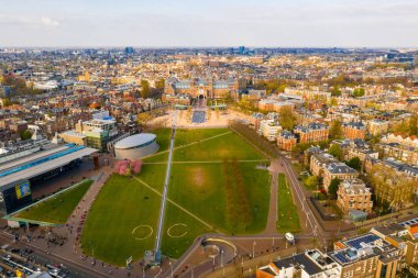 05 Nisan 2019. Amsterdam, Hollanda. Güzel Vondelpark tarafından Amsterdam Van Gogh Müzesi havadan görünümü. Yukarıdan görüntüle.