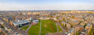 05 Nisan 2019. Amsterdam, Hollanda. Güzel Vondelpark tarafından Amsterdam Van Gogh Müzesi havadan görünümü. Yukarıdan görüntüle.