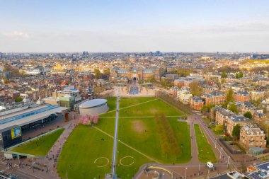 05 Nisan 2019. Amsterdam, Hollanda. Güzel Vondelpark tarafından Amsterdam Van Gogh Müzesi havadan görünümü. Yukarıdan görüntüle.