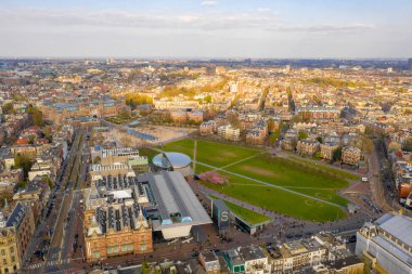 05 Nisan 2019. Amsterdam, Hollanda. Güzel Vondelpark tarafından Amsterdam Van Gogh Müzesi havadan görünümü. Yukarıdan görüntüle. 