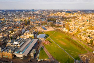 05 Nisan 2019. Amsterdam, Hollanda. Güzel Vondelpark tarafından Amsterdam Van Gogh Müzesi havadan görünümü. Yukarıdan görüntüle. 