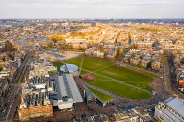 05 Nisan 2019. Amsterdam, Hollanda. Güzel Vondelpark tarafından Amsterdam Van Gogh Müzesi havadan görünümü. Yukarıdan görüntüle. 