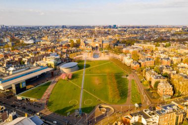 05 Nisan 2019. Amsterdam, Hollanda. Güzel Vondelpark tarafından Amsterdam Van Gogh Müzesi havadan görünümü. Yukarıdan görüntüle. 
