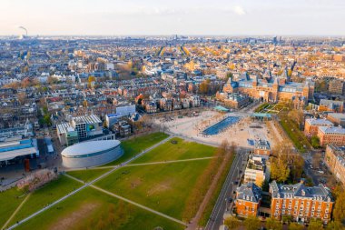 05 Nisan 2019. Amsterdam, Hollanda. Güzel Vondelpark tarafından Amsterdam Van Gogh Müzesi havadan görünümü. Yukarıdan görüntüle. 