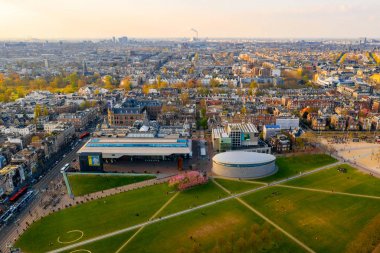 05 Nisan 2019. Amsterdam, Hollanda. Güzel Vondelpark tarafından Amsterdam Van Gogh Müzesi havadan görünümü. Yukarıdan görüntüle. 