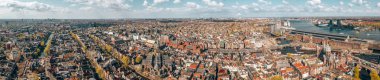 Dar kanallar, sokaklar ve mimari ile yukarıdan güzel Amsterdam manzarası. 