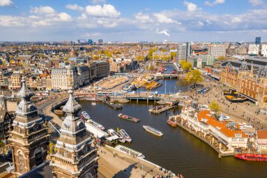 Dar kanallar, sokaklar ve mimari ile yukarıdan güzel Amsterdam manzarası. 