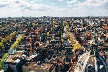Dar kanallar, sokaklar ve mimari ile yukarıdan güzel Amsterdam manzarası. 