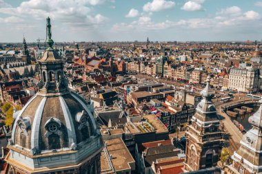 Dar kanallar, sokaklar ve mimari ile yukarıdan güzel Amsterdam manzarası. 