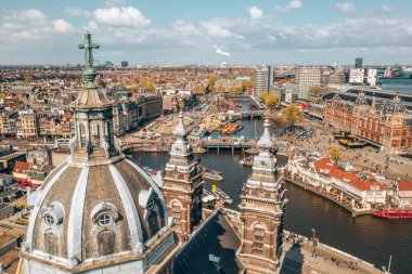 Dar kanallar, sokaklar ve mimari ile yukarıdan güzel Amsterdam manzarası.  