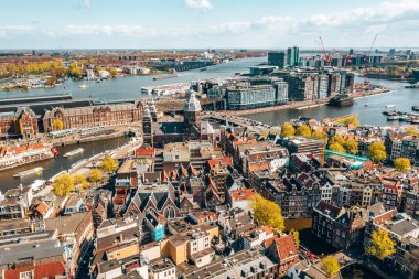 Dar kanallar, sokaklar ve mimari ile yukarıdan güzel Amsterdam manzarası. 