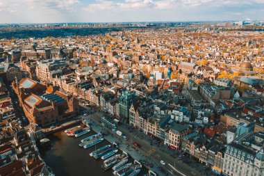 Dar kanallar, sokaklar ve mimari ile yukarıdan güzel Amsterdam manzarası. 
