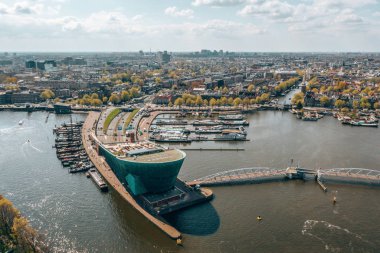 Amsterdam, Hollanda. 10 Nisan 2019. Nemo Bilim Müzesi. Bina yeşil bir gemi şeklindedir. Nemo İtalyan mimar Renzo Piano tarafından tasarlanmış ve ünlü.