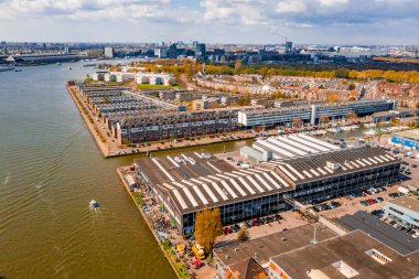Şehrin içinden geçen Amsterdam nehrinin havadan görünümü. 