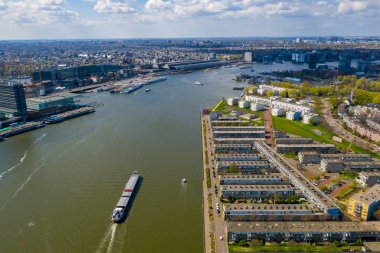 Dar kanallar, sokaklar ve mimari ile yukarıdan güzel Amsterdam manzarası. 