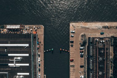 Dar kanallar, sokaklar ve mimari ile yukarıdan güzel Amsterdam manzarası. 