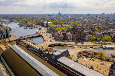 Merkez İstasyonu'nun havadan görünümü. Amsterdam'ın adı merkez istasyonun çatısına büyük harflerle yazılmış..