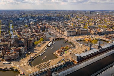 Dar kanallar, sokaklar ve mimari ile yukarıdan güzel Amsterdam manzarası. 