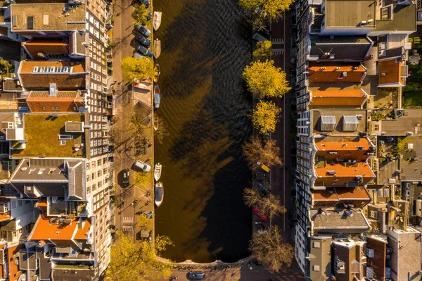 从上面俯瞰美丽的阿姆斯特丹空中风景 有许多狭窄的运河 街道和建筑 — 图库照片