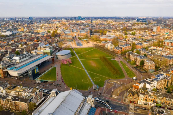 05 Nisan 2019. Amsterdam, Hollanda. Güzel Vondelpark tarafından Amsterdam Van Gogh Müzesi havadan görünümü. Yukarıdan görüntüle.