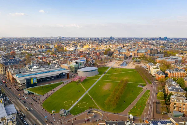 05 Nisan 2019. Amsterdam, Hollanda. Güzel Vondelpark tarafından Amsterdam Van Gogh Müzesi havadan görünümü. Yukarıdan görüntüle.