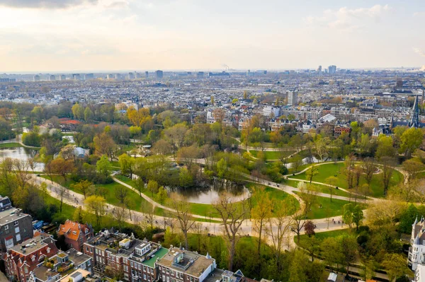 Amsterdam'daki Vondelpark'ın havadan görünümü.