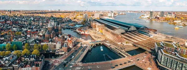 中央駅の航空写真 アムステルダムの名前は 中央駅の屋根に巨大な文字で書かれています — ストック写真