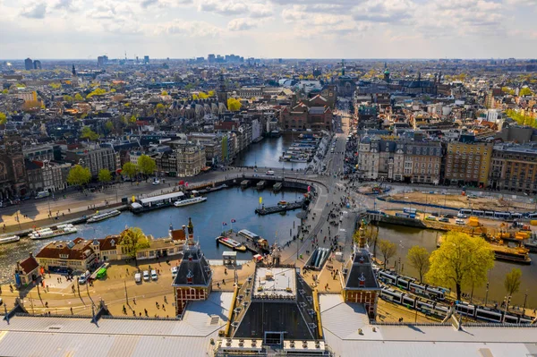 多くの狭い運河 通りや建築物と上から美しい空中アムステルダムの景色 — ストック写真