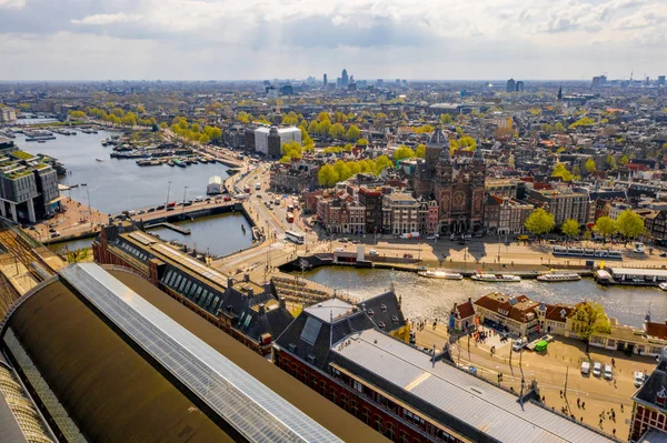 中央駅の航空写真 アムステルダムの名前は 中央駅の屋根に巨大な文字で書かれています — ストック写真