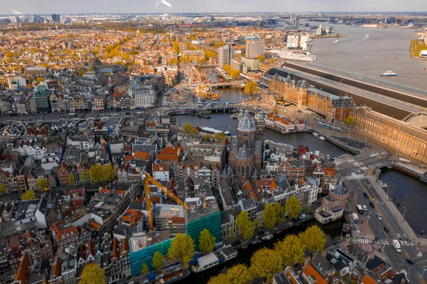 从上面俯瞰美丽的阿姆斯特丹空中风景 有许多狭窄的运河 街道和建筑 — 图库照片