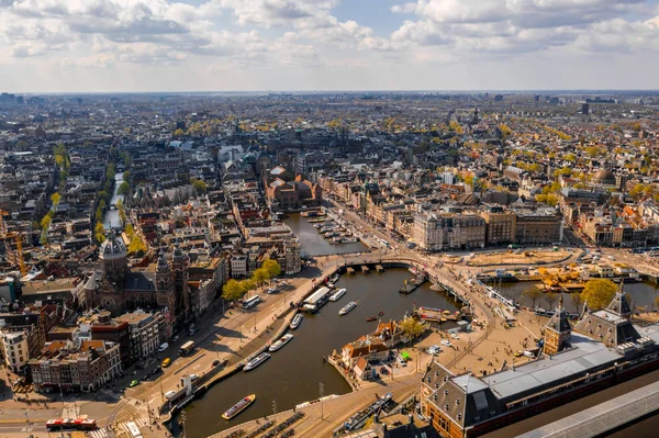 多くの狭い運河 通りや建築物と上から美しい空中アムステルダムの景色 — ストック写真
