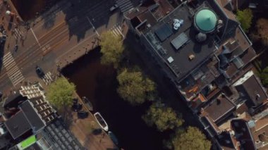 Amsterdam'daki kanalların su taşımacılığı ve içinde birçok tekne ile havadan görünümü.   