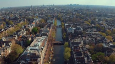 Amsterdam'daki kanalların su taşımacılığı ve içinde birçok tekne ile havadan görünümü.   