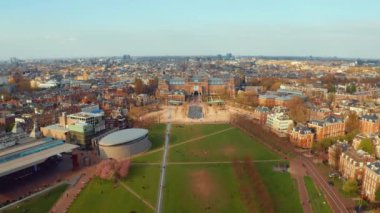 Ünlü müze ve parkların yakınındaki Amsterdam manzarasıhavadan manzara.