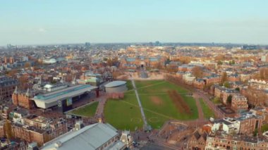 Ünlü müze ve parkların yakınındaki Amsterdam manzarasıhavadan manzara.