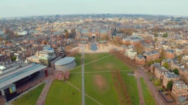 Ünlü müze ve parkların yakınındaki Amsterdam manzarasıhavadan manzara.