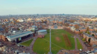 Ünlü müze ve parkların yakınındaki Amsterdam manzarasıhavadan manzara.